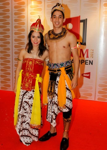 TAN Lianne et Yuhan habit traditionnel Indonesien 2012.jpg